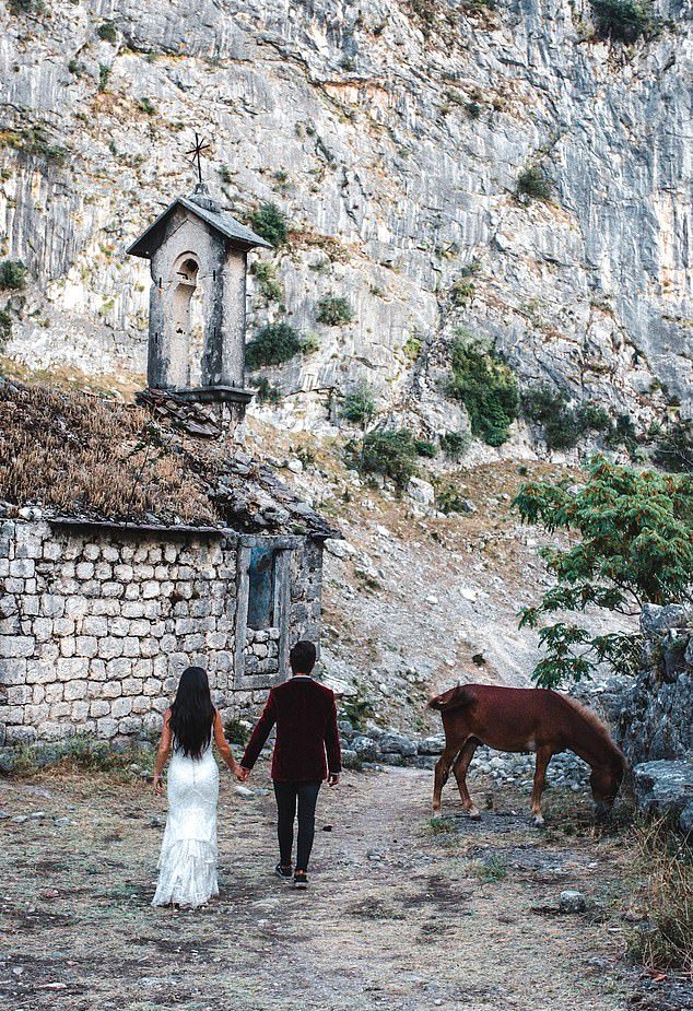 A Newlywed Couple Visited 33 Countries & Take Photographs In Their Same Wedding Dress