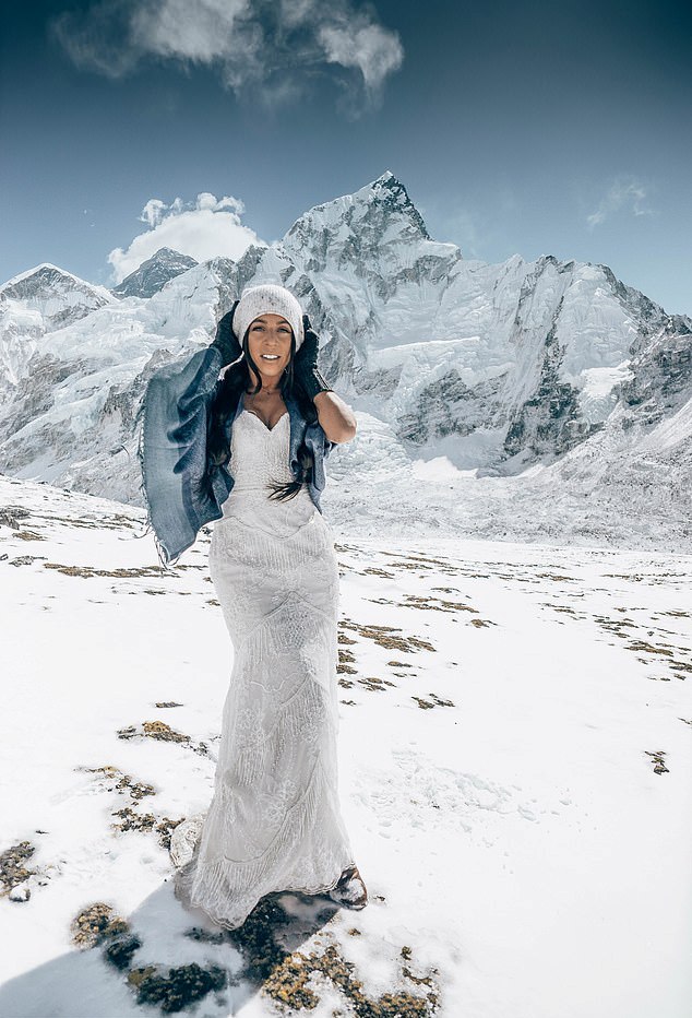 A Newlywed Couple Visited 33 Countries & Take Photographs In Their Same Wedding Dress