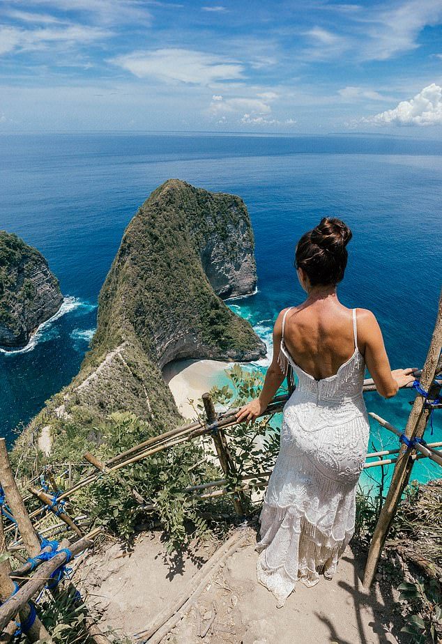 A Newlywed Couple Visited 33 Countries & Take Photographs In Their Same Wedding Dress