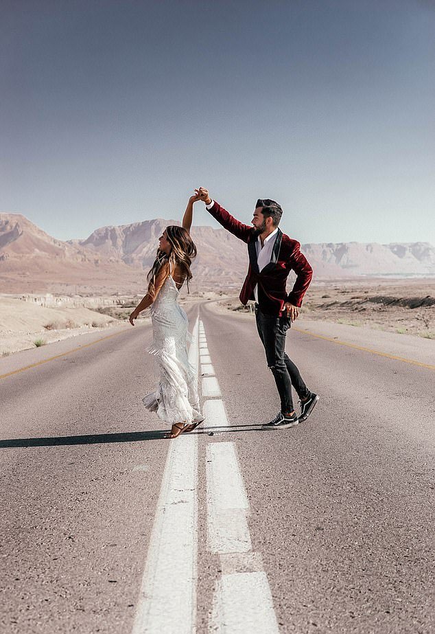 A Newlywed Couple Visited 33 Countries & Take Photographs In Their Same Wedding Dress