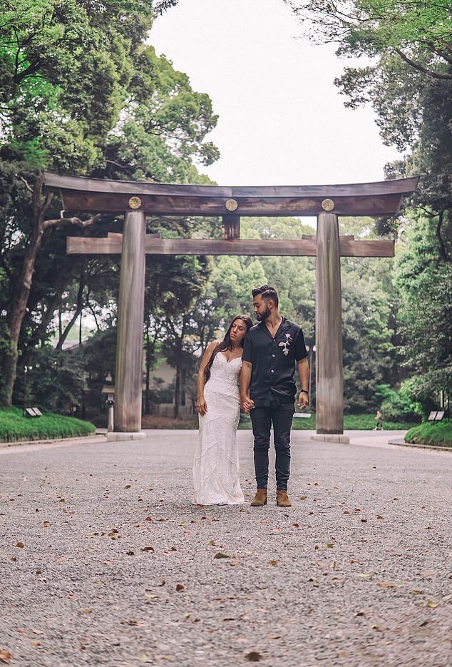 A Newlywed Couple Visited 33 Countries & Take Photographs In Their Same Wedding Dress