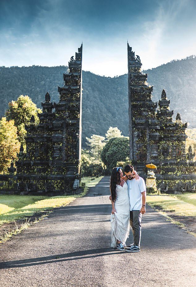 A Newlywed Couple Visited 33 Countries & Take Photographs In Their Same Wedding Dress