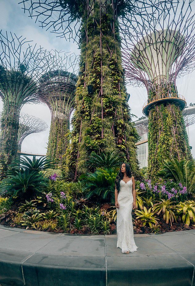 A Newlywed Couple Visited 33 Countries & Take Photographs In Their Same Wedding Dress