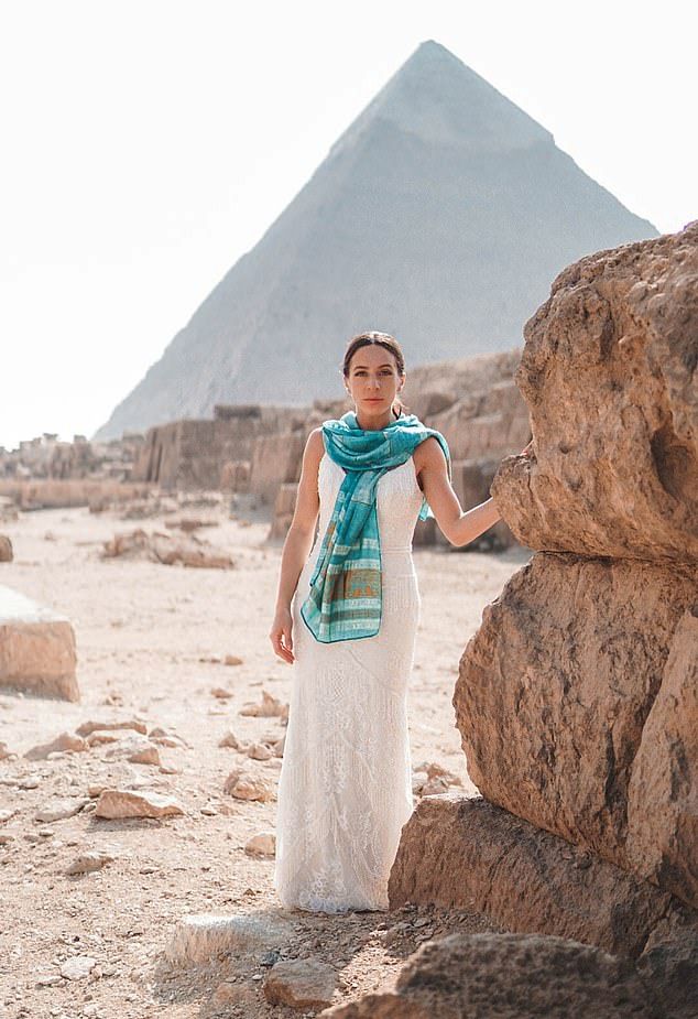 A Newlywed Couple Visited 33 Countries & Take Photographs In Their Same Wedding Dress