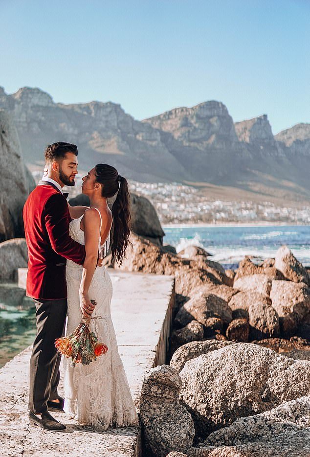 A Newlywed Couple Visited 33 Countries & Take Photographs In Their Same Wedding Dress