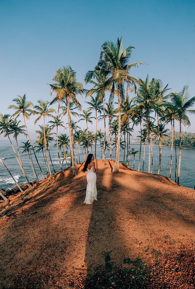 A Newlywed Couple Visited 33 Countries & Take Photographs In Their Same Wedding Dress