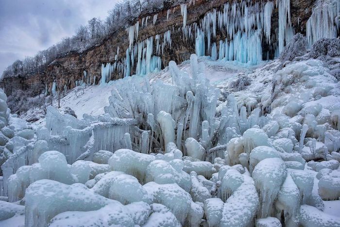 Niagara Falls freezes severely cold climate in north america