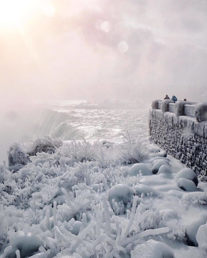 Niagara Falls freezes severely cold climate in north america