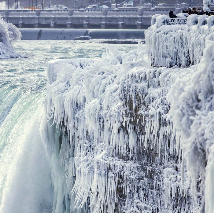 Niagara Falls freezes severely cold climate in north america
