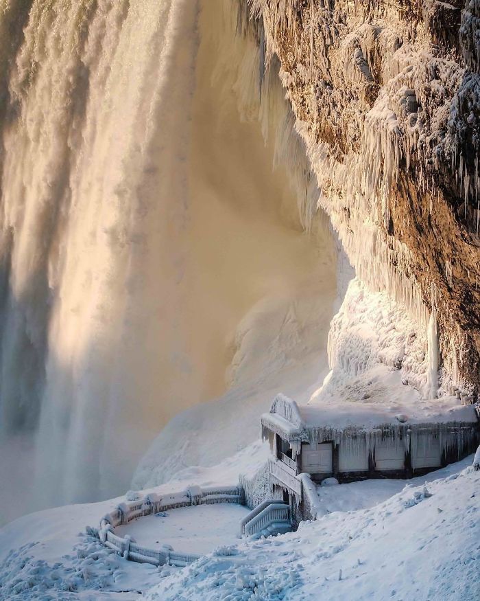 Niagara Falls freezes severely cold climate in north america