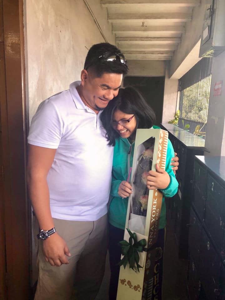 Father Shows Up With Flowers At School To Suprise His Three Daughters For Valentine's Day