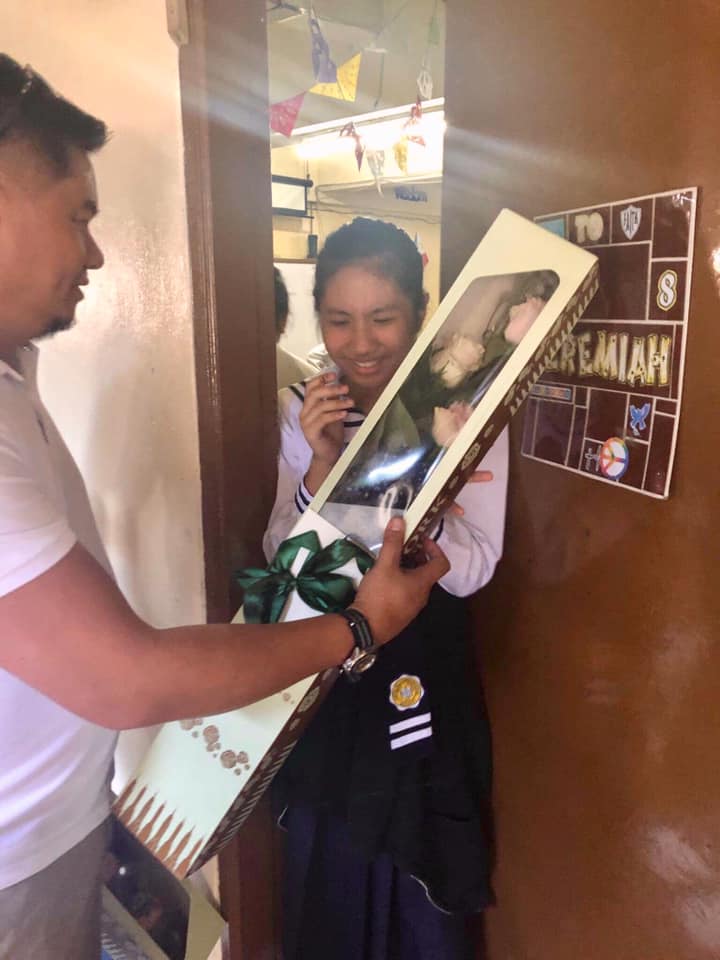 Father Shows Up With Flowers At School To Suprise His Three Daughters For Valentine's Day