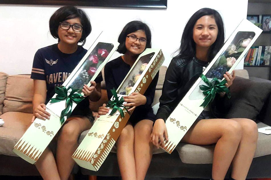 Father Shows Up With Flowers At School To Suprise His Three Daughters For Valentine's Day