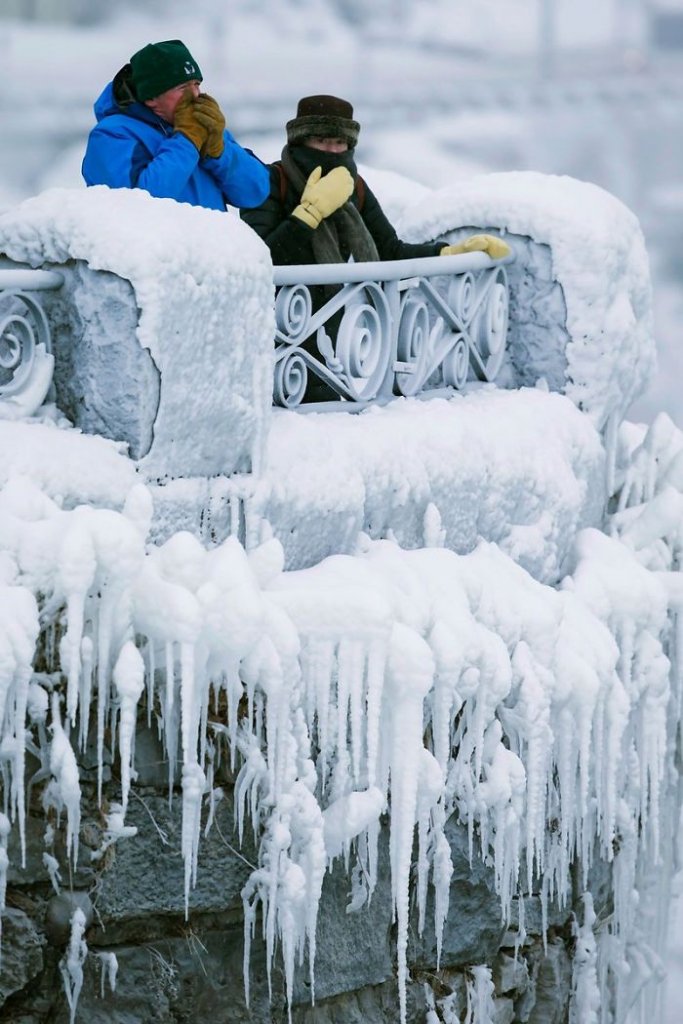 Niagara Falls freezes severely cold climate in north america