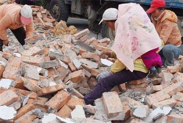 Teenage Orphan Seek To Smile Even After Working In Adverse Conditions To Earn For Her Grandparents