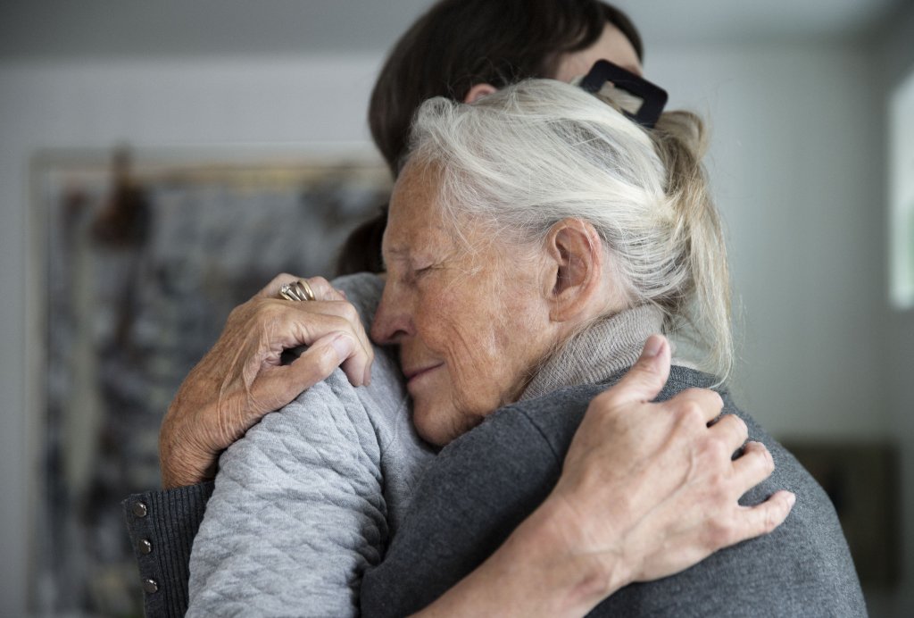 Neighbor Saves 90-Year-Old Woman From Loneliness After Finding Heart Breaking Note