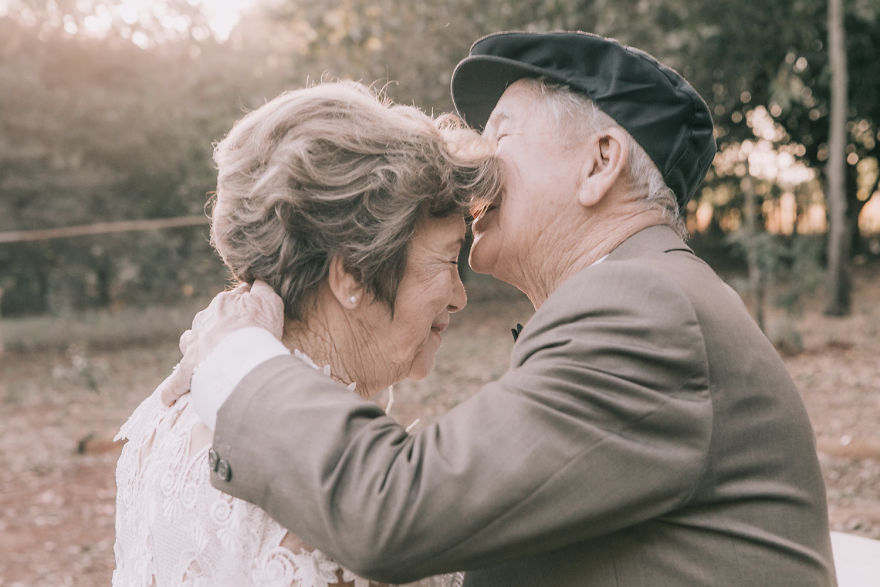 Elderly Couple Had A Photoshoot 60 Years After Their Wedding
