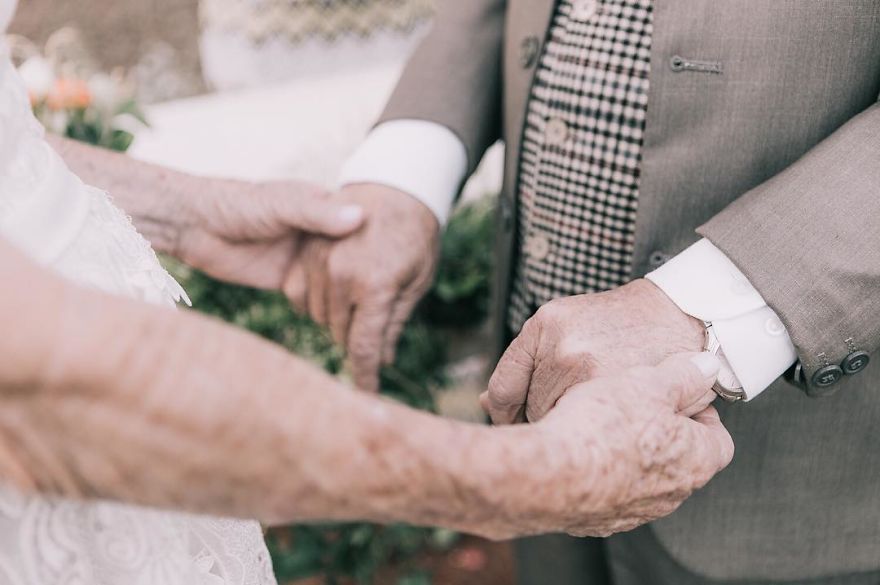 Elderly Couple Had A Photoshoot 60 Years After Their Wedding