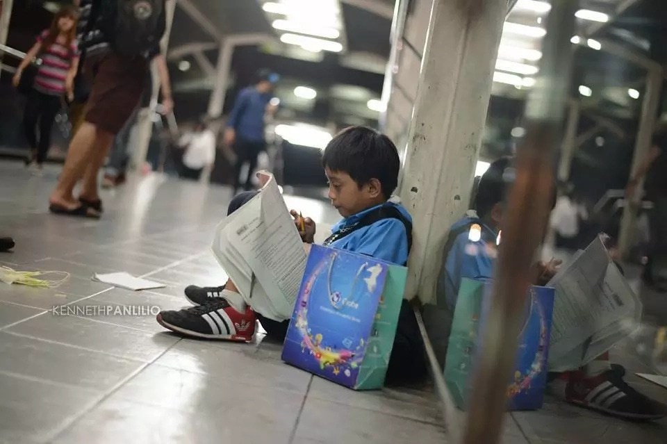 9-Year-Old Boy Helps Family By Selling Sampaguita Flowers While He Studies