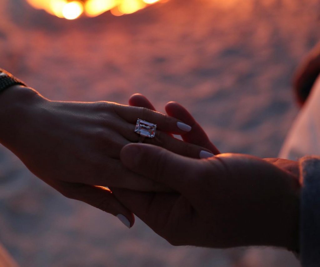 Jennifer Lopez and Alex Rodriguez Are Finally Engaged, Look At Thier Extraordinary Engagement Ring