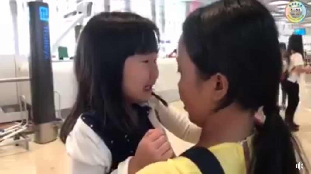 Viral Video Of A Girl Who Broke Into Tears While Seeing Off The Maid At Airport