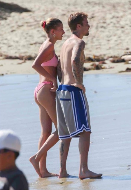 Lovely Pictures Of Justin Bieber & Hailey Baldwin From Their Beach Date