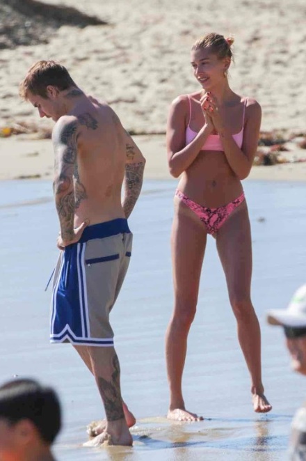 Lovely Pictures Of Justin Bieber & Hailey Baldwin From Their Beach Date