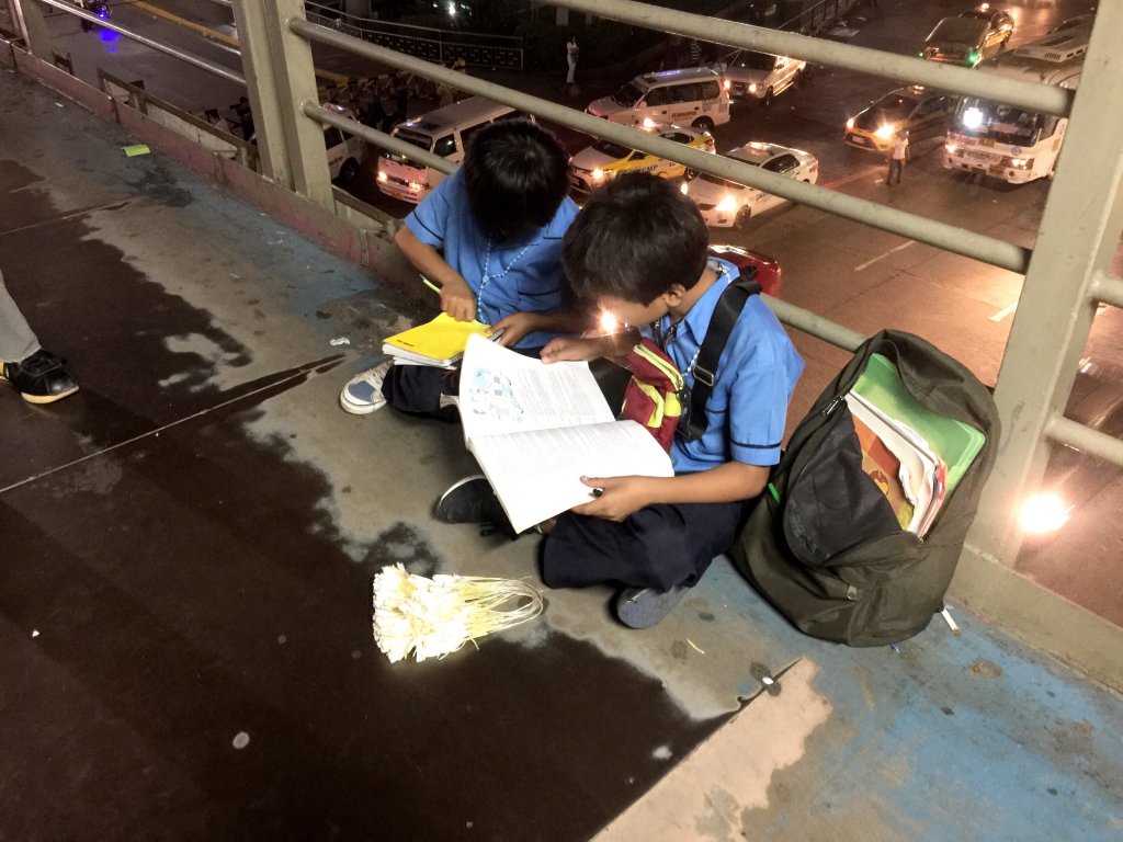9-Year-Old Boy Helps Family By Selling Sampaguita Flowers While He Studies