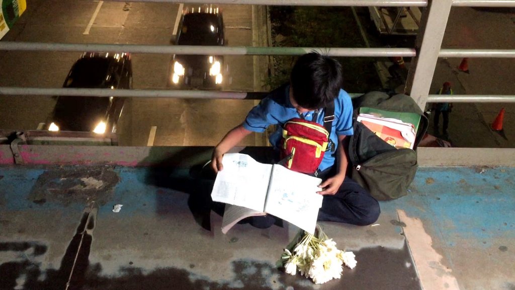 9-Year-Old Boy Helps Family By Selling Sampaguita Flowers While He Studies