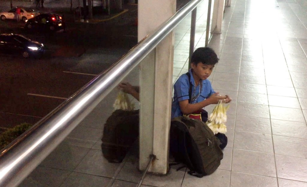 9-Year-Old Boy Helps Family By Selling Sampaguita Flowers While He Studies