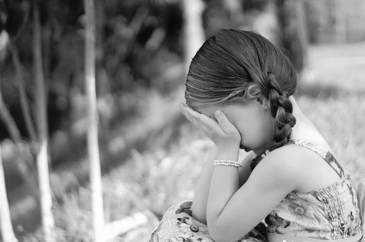 Man surprises girl crying with flowers for her mother