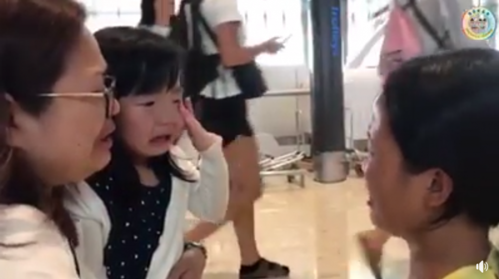 Viral Video Of A Girl Who Broke Into Tears While Seeing Off The Maid At Airport