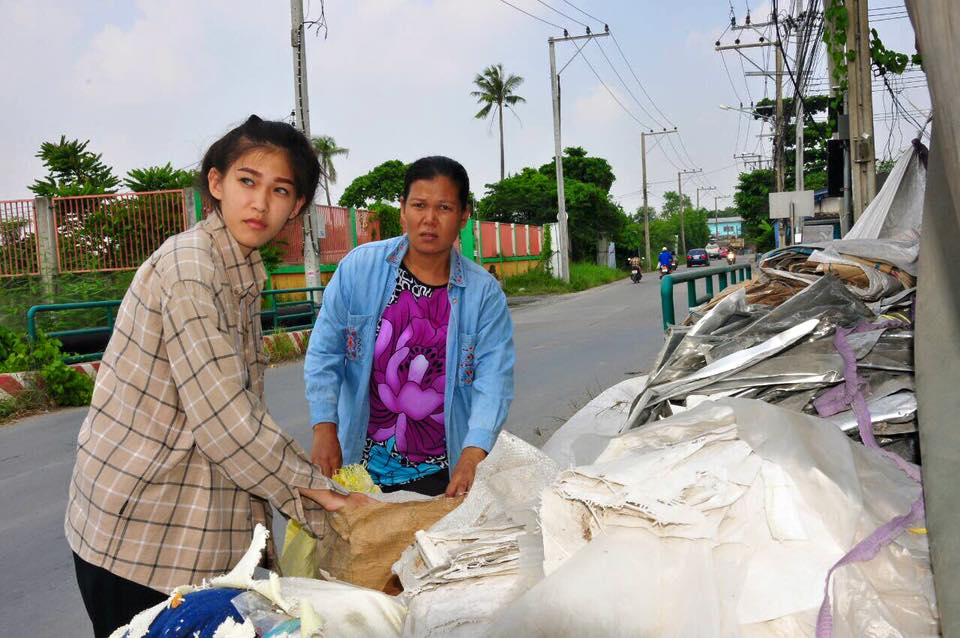 Mint helping her mother to pick up garbage