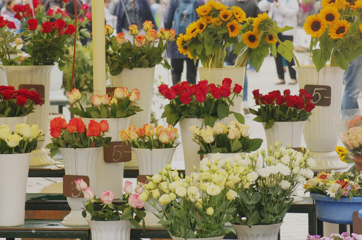 Man surprises girl crying with flowers for her mother