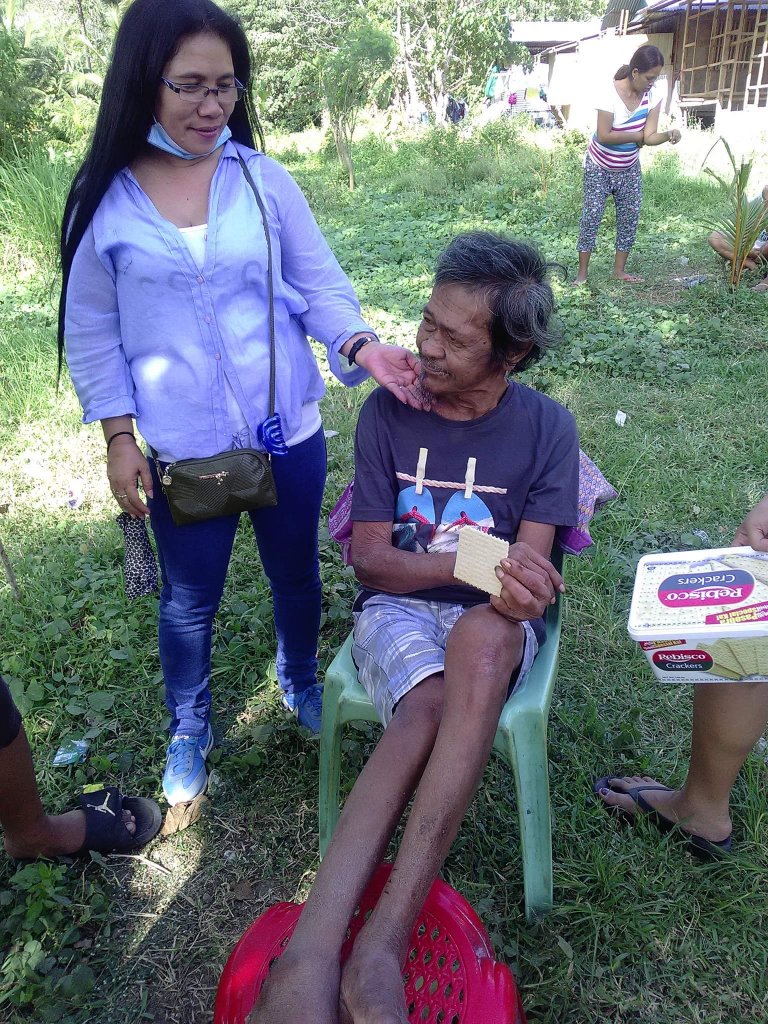 This Old Man Getting A New Home After Living In A Small Box Is Heartwarming