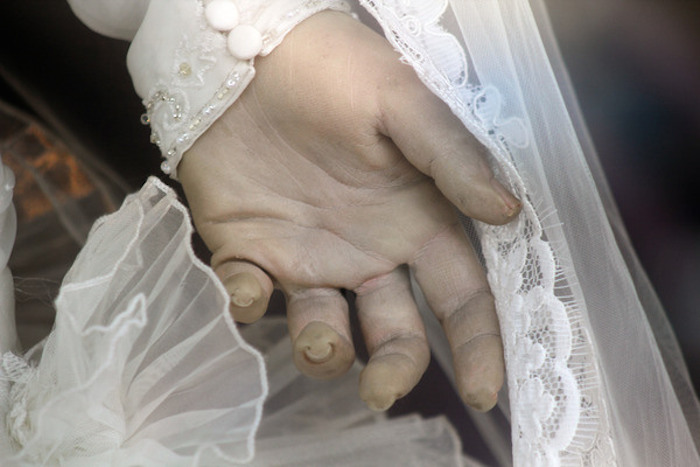 This Bridal Mannequin Looks Like A Preserved Human Corpse