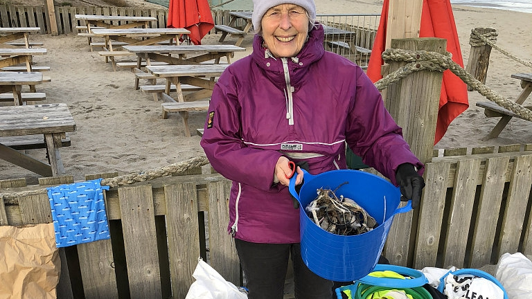 70-year-old grandma cleaned beaches to spread cleanliness