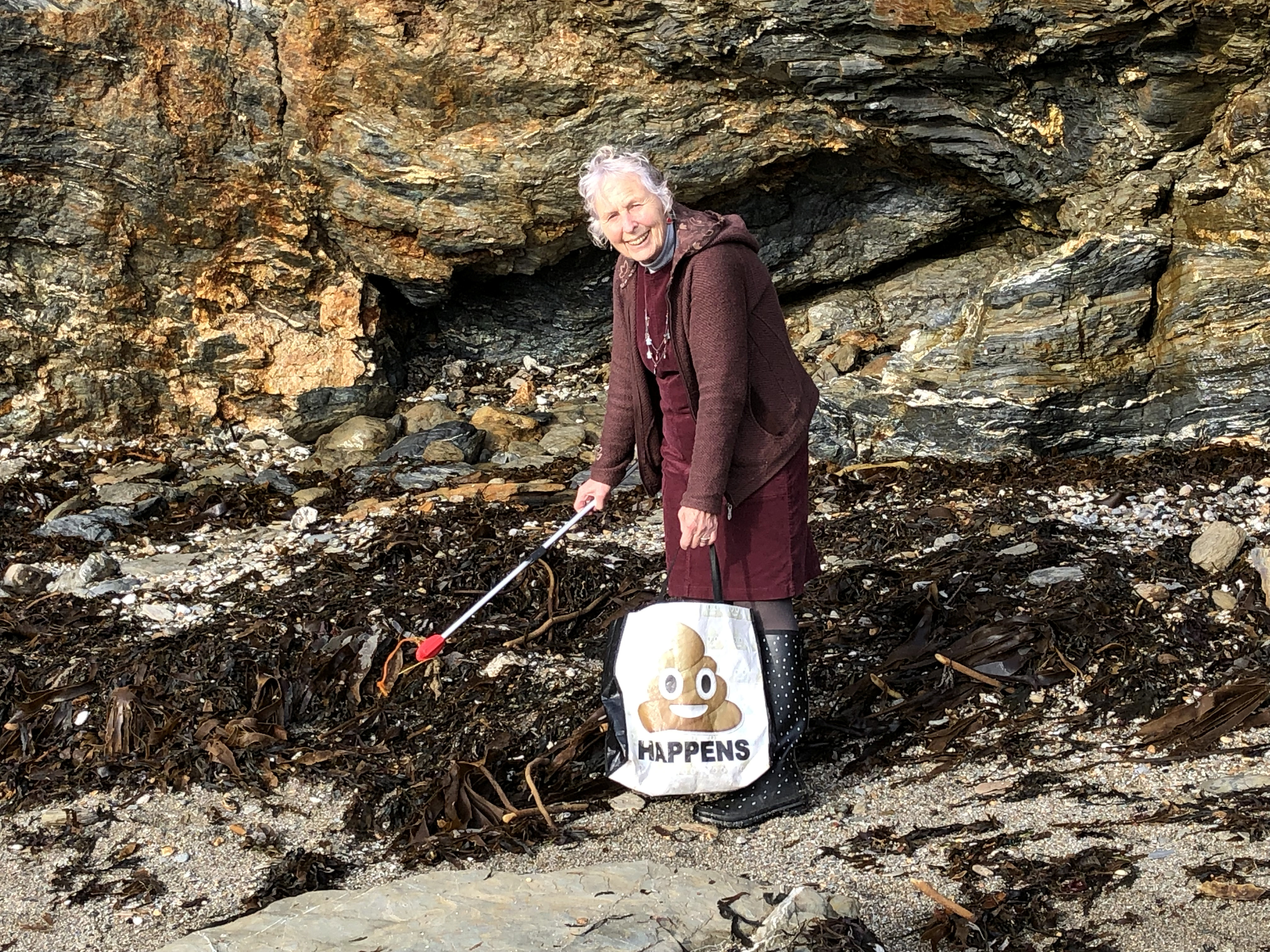 70-year-old grandma cleaned beaches to spread cleanliness