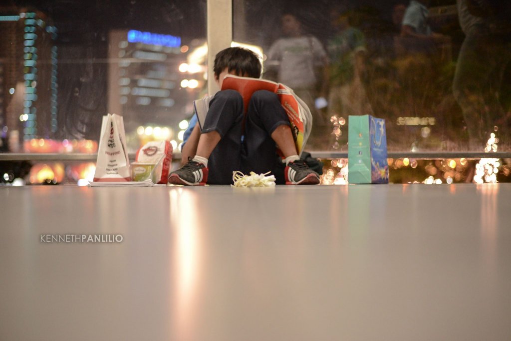 9-Year-Old Boy Helps Family By Selling Sampaguita Flowers While He Studies