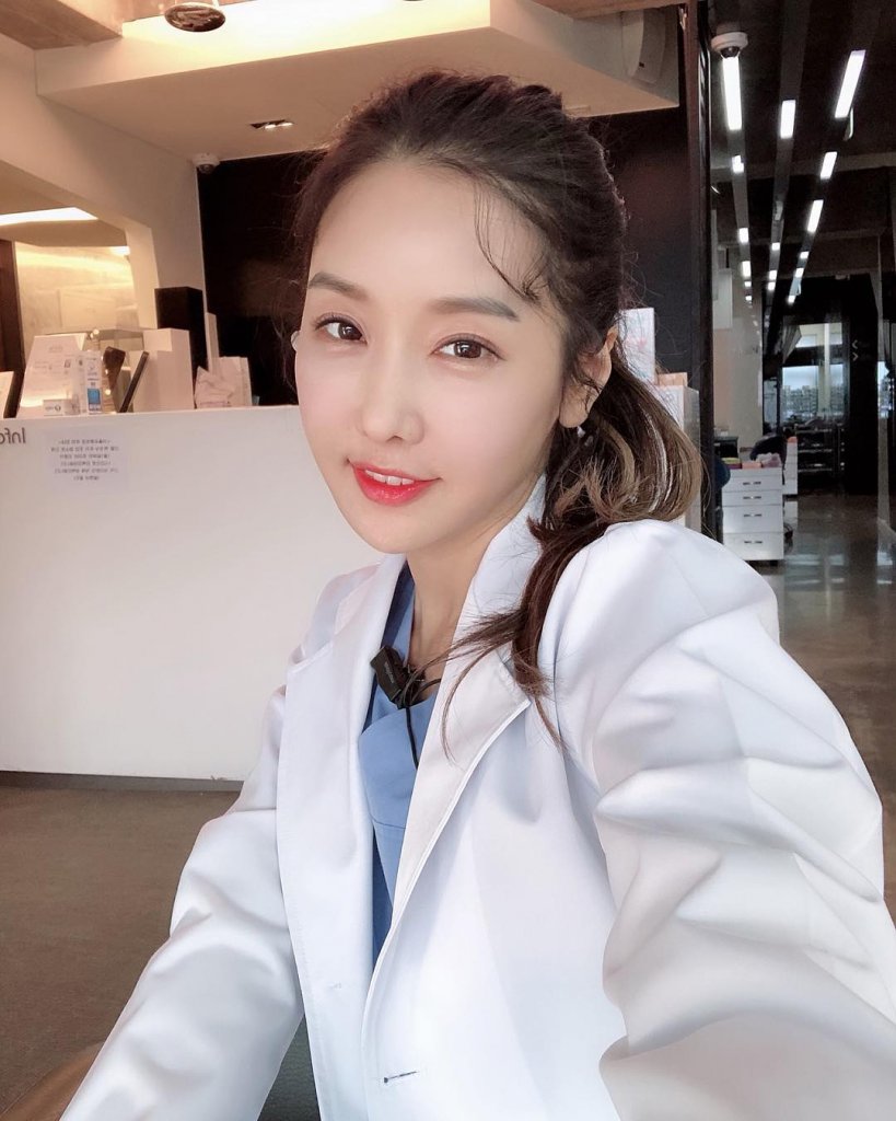 50-Year-Old Dentist From South Korea Is Defying Age Like No One Else