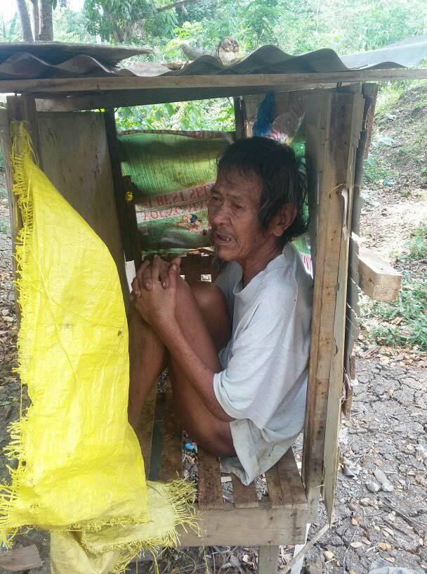 Viral Pictures Of Old Man Living In A Small Box Is Heartbreaking