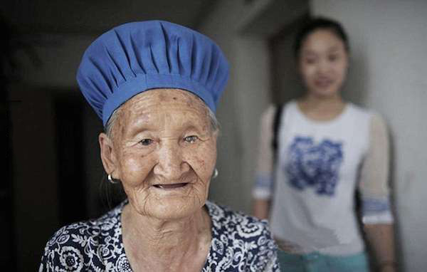 This Girl Carries Her Grandma To Work So That She Doesn't Feel Alone