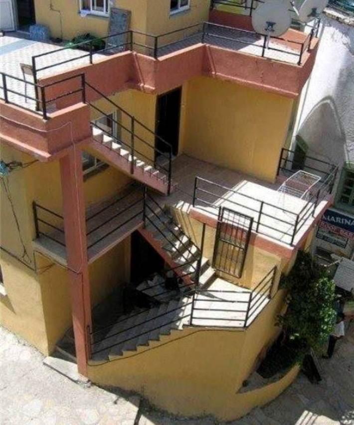 22 Hilarious Examples Of "Modern" Architecture That Were Built Without Planning