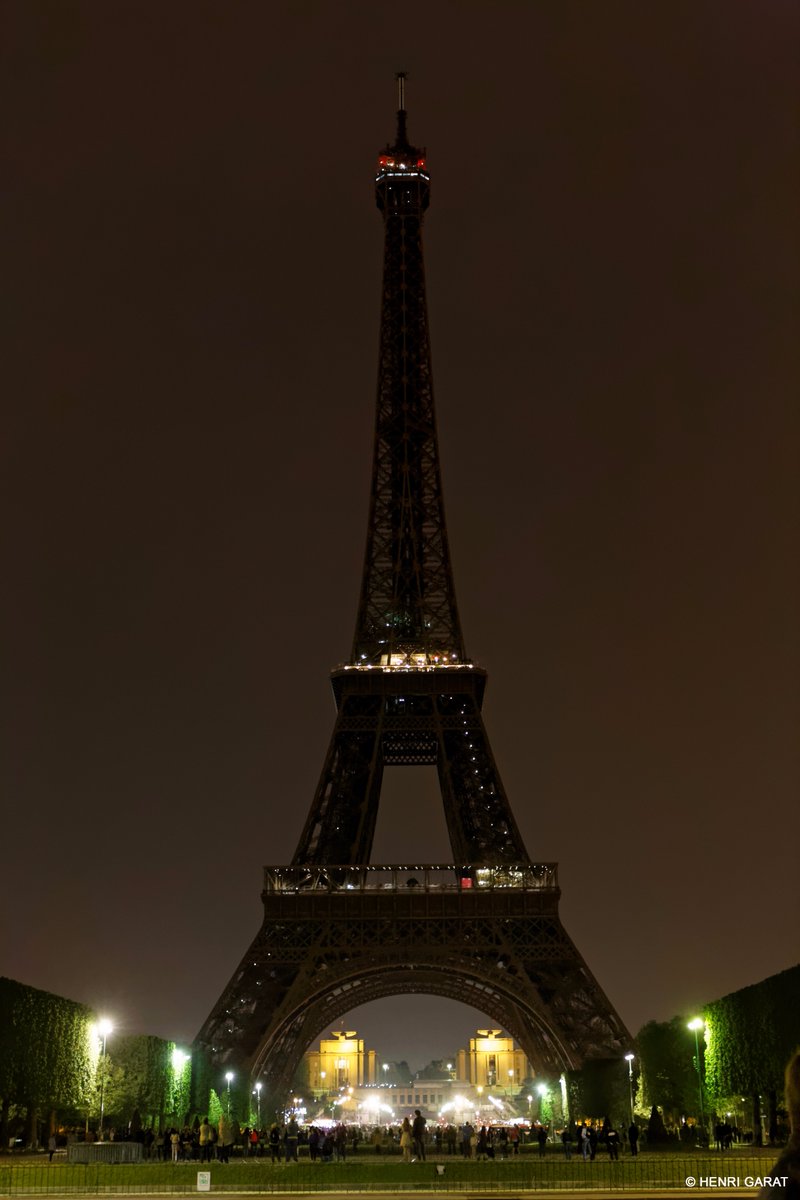 Eiffel Tower In Paris Pays Tribute To The Victims Of Sri Lanka Attack By Going Dark 