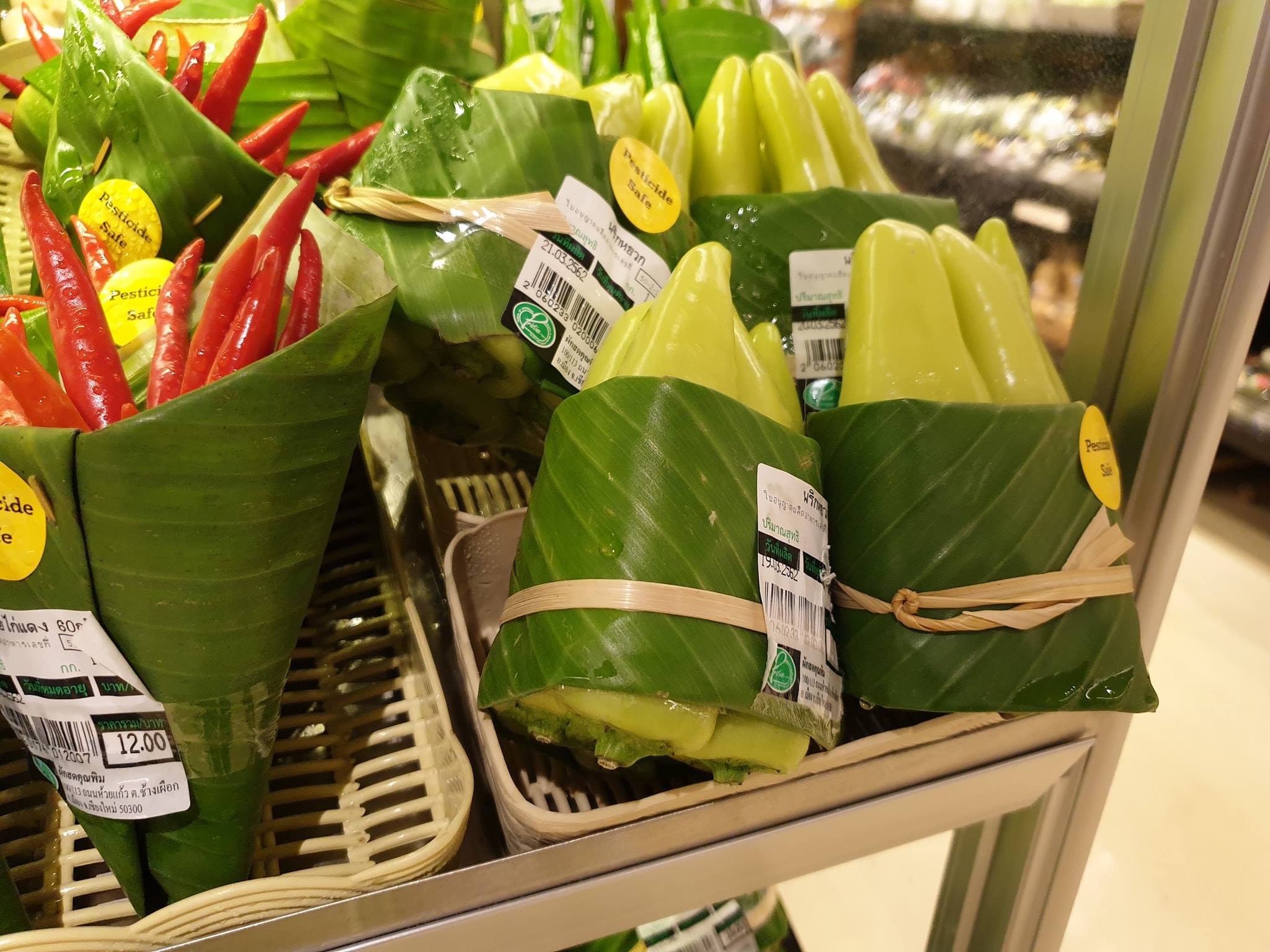 replacing plastic bags with banana leaves