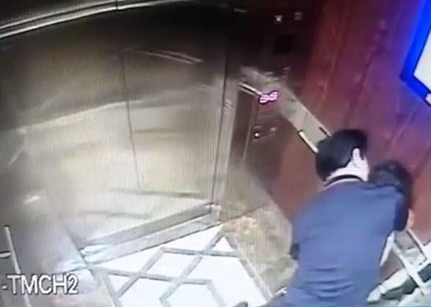 61 Year Old Man Harassing A Little Girl In An Elevator Caught On CCTV