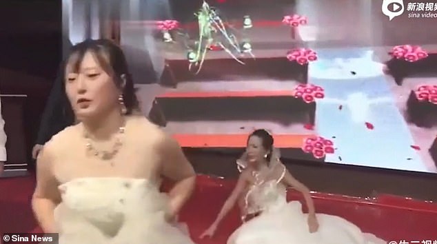 Guy's Ex Girlfriend Crashes Into His Wedding Wearing a Bridal Gown