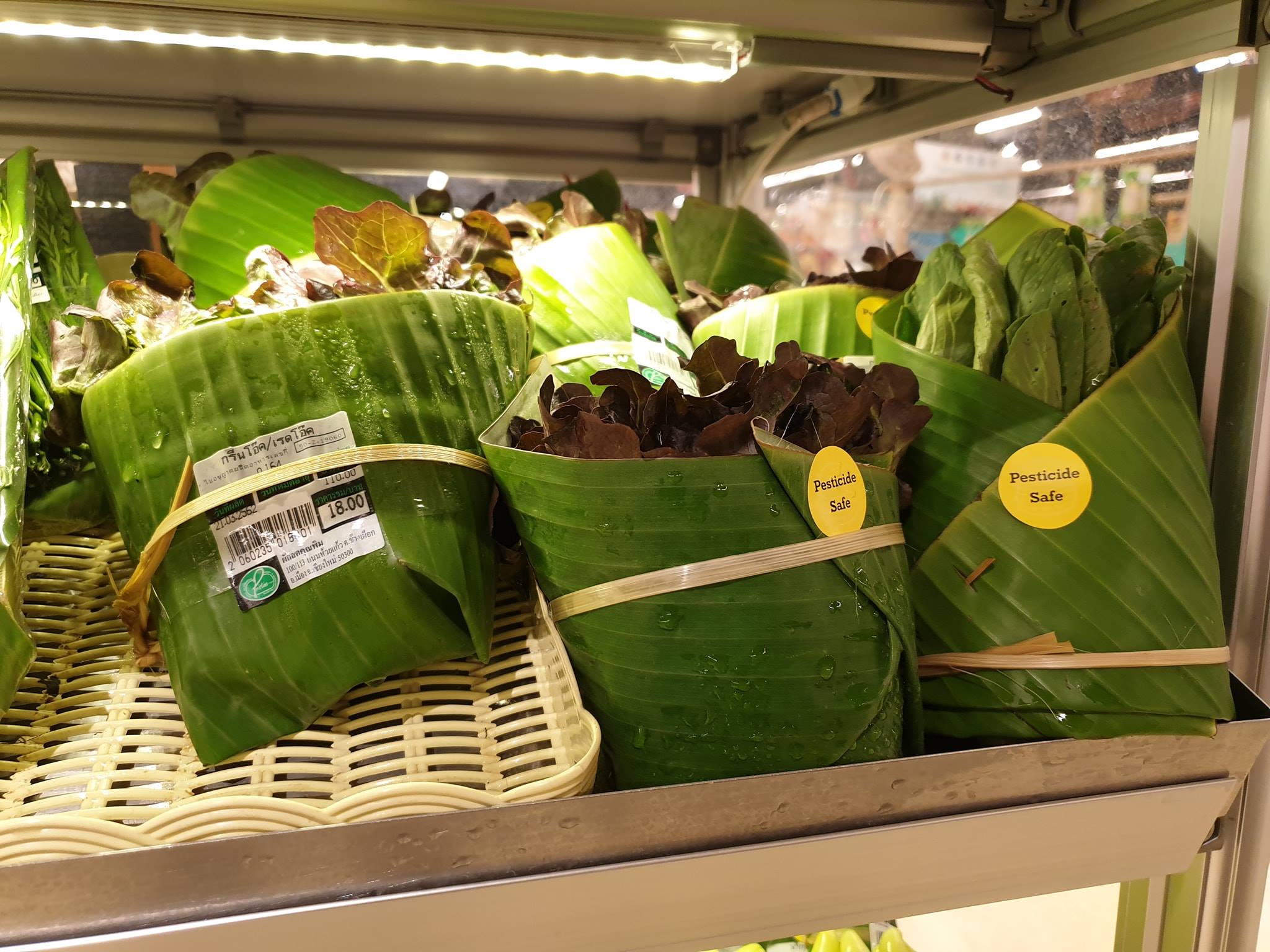 replacing plastic bags with banana leaves