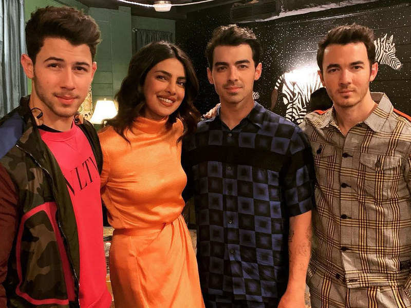 Priyanka Chopra passes on the love of Nick Jonas' Fan at the concert of Jonas Brothers wit a bra