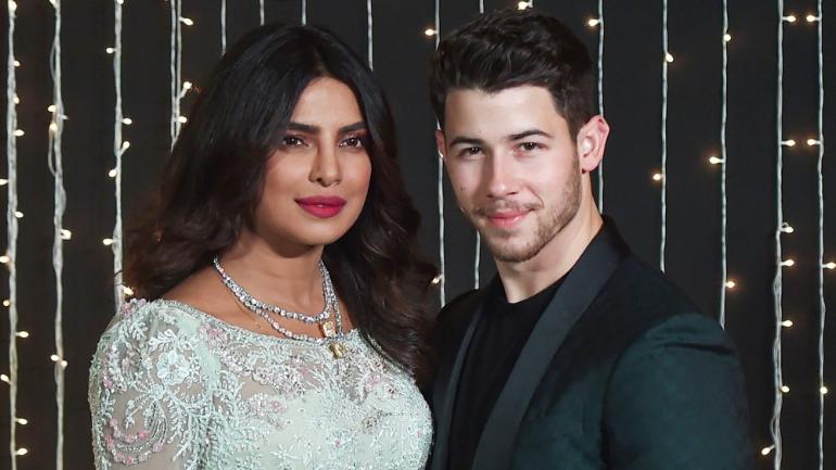 Priyanka Chopra passes on the love of Nick Jonas' Fan at the concert of Jonas Brothers wit a bra